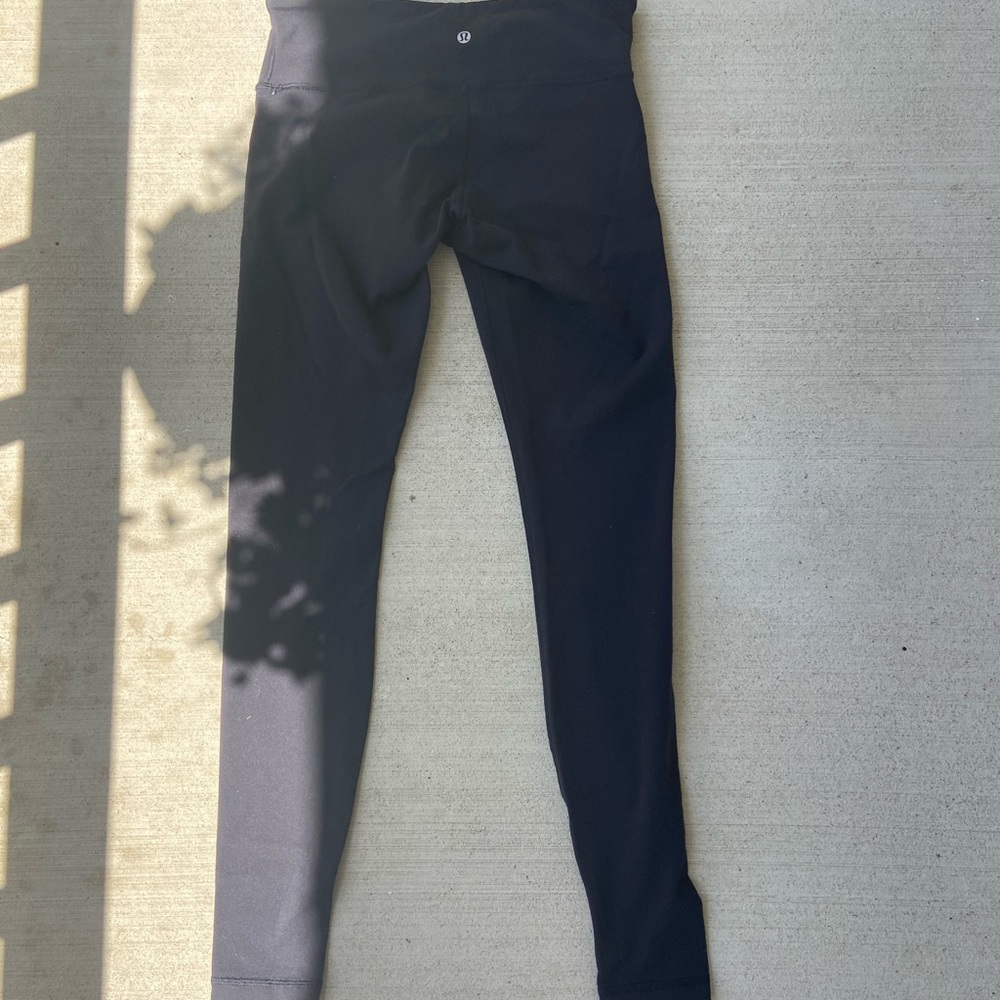 Lululemon Wonder Under Mid-Rise Legging in size 8.